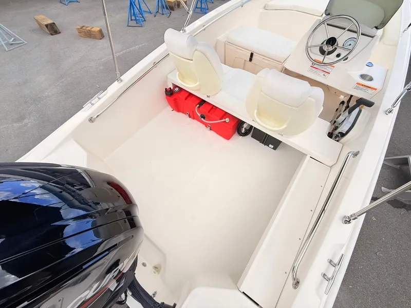 Slide: The Image of Boston Whaler 160 Super Sport 2027 - 15