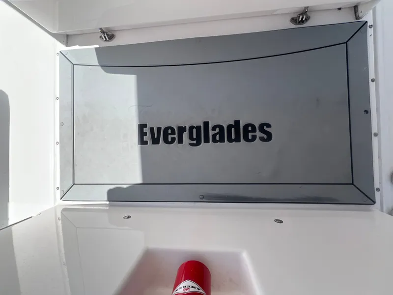Slide: The Image of Everglades 295 Center Console 2019 with storage compartment and fire extinguisher. - 16
