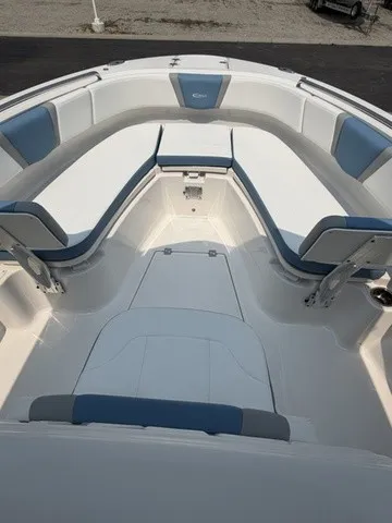 Slide: The Image of Robalo R250 Center Console 2026 - 9