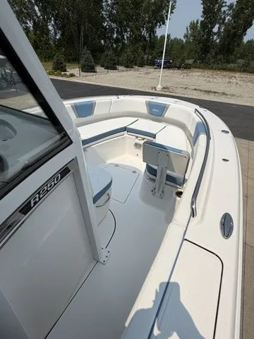 Slide: The Image of Robalo R250 Center Console 2026 - 8