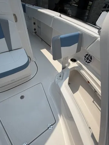Slide: The Image of Robalo R250 Center Console 2026 - 10
