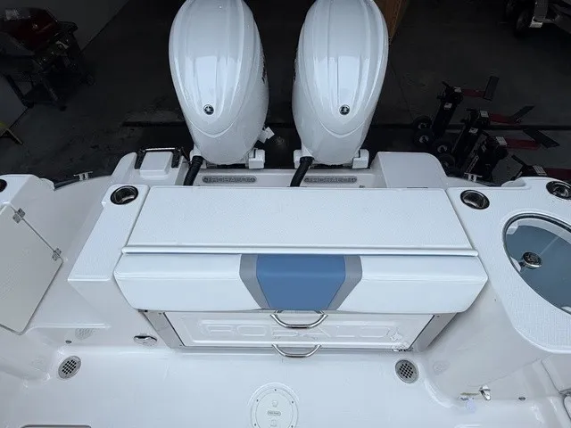 Slide: The Image of Robalo R250 Center Console 2026 - 4