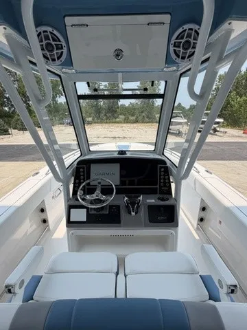 Slide: The Image of Robalo R250 Center Console 2026 - 7