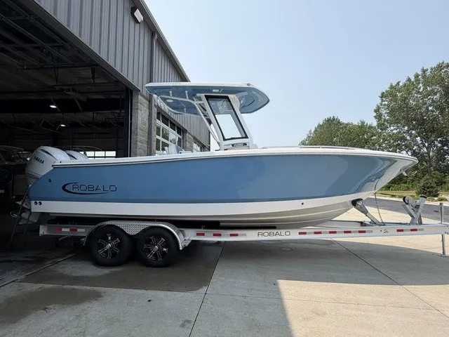 The Image of Robalo R250 Center Console 2026 - 1