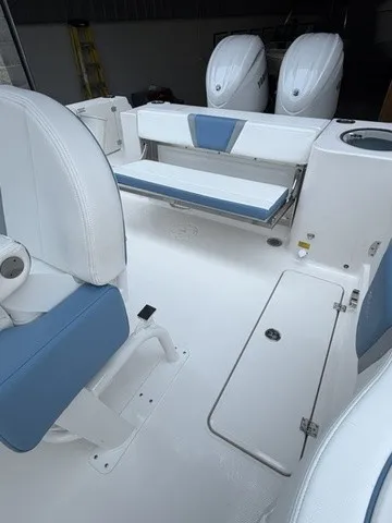 Slide: The Image of Robalo R250 Center Console 2026 - 5