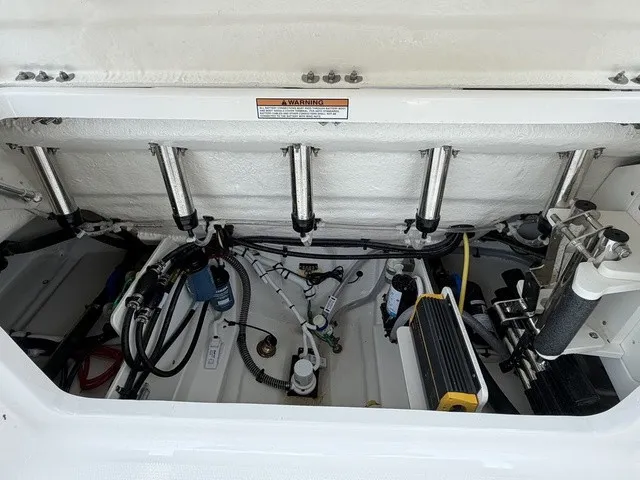 Slide: The Image of Robalo R250 Center Console 2026 - 6