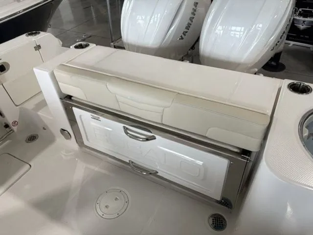 Slide: The Image of Robalo R257 Dual Console 2026 with Yamaha engines in interior view. - 10