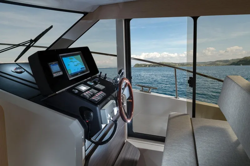 Slide: The Image of Manufacturer Provided Image: Manufacturer Provided Image: Manufacturer Provided Image: Manufacturer Provided Image: Greenline 39 Helm - 16