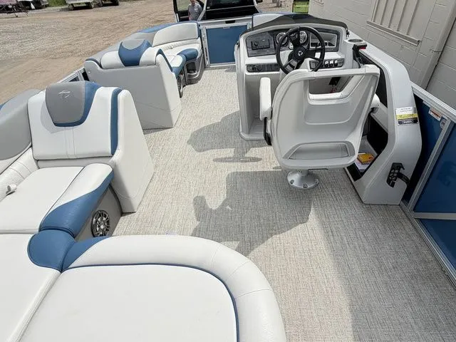 Slide: The Image of Tahoe LTZ 2285 CR 2022 - 16