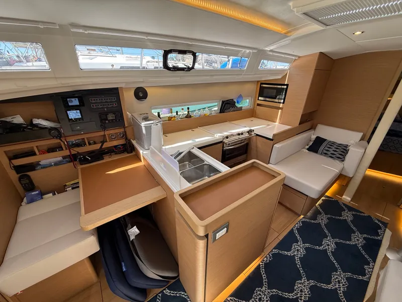 Slide: The Image of Interior of Jeanneau Sun Odyssey 410 yacht, 2023 model. - 25