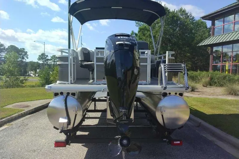 Slide: The Image of Sun Tracker Fishin' Barge 20 DLX 2026 - 25