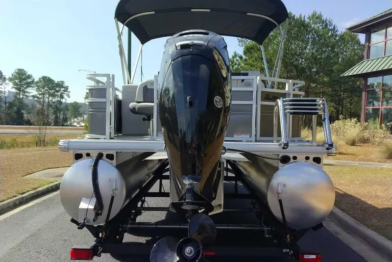 Slide: The Image of Sun Tracker Fishin' Barge 20 DLX 2026 - 26