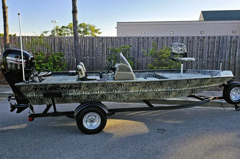 Slide: The Image of Tracker Grizzly 1754 SC 2026 - 13