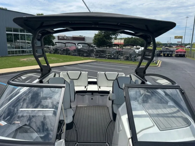 Slide: The Image of Yamaha Boats 252SD 2025: Spacious deck with modern seating and open roof, perfect for outings. - 38
