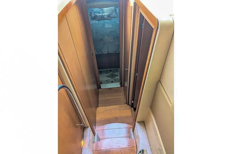Slide: The Image of Interior of a 2004 Meridian 411 Sedan yacht. - 32