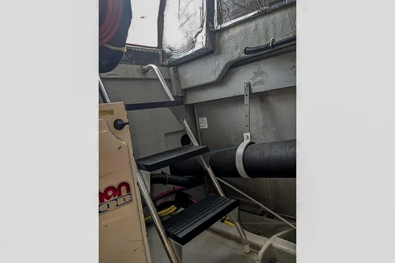 Slide: The Image of Interior of a 2004 Meridian 411 Sedan yacht. - 40