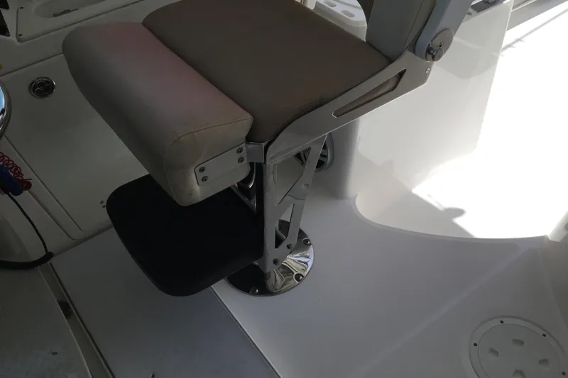 Slide: The Image of Captain's chair on 2013 Everglades 320EX boat, featuring a sturdy metal base. - 43