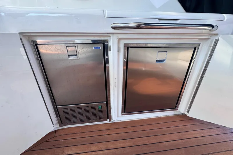 Slide: The Image of 2011 Sea Ray 540 Sundancer yacht with stainless steel appliances on teak deck. - 20