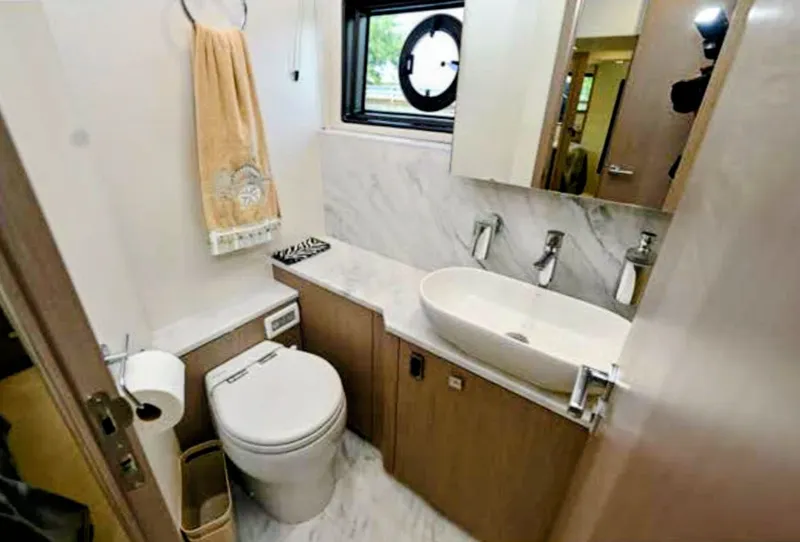 Slide: The Image of Luxurious bathroom on Sunseeker Predator 50 yacht, 2019 model. - 41