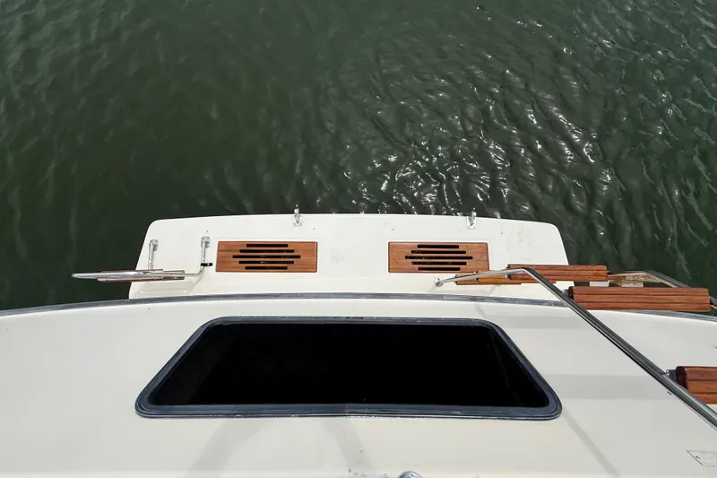 Slide: The Image of 1986 Sea Ray 410 Aft Cabin boat stern view with water backdrop. - 32