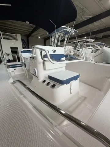 Slide: The Image of Robalo R160 Center Console 2026 - 17