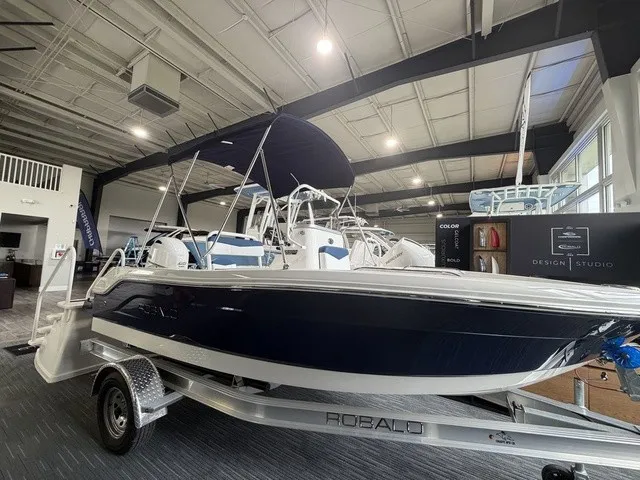 Slide: The Image of Robalo R160 Center Console 2026 - 15