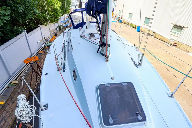 Slide: The Image of 2001 J Boats J/32 sailboat deck view, showcasing rigging and hatch details. - 23