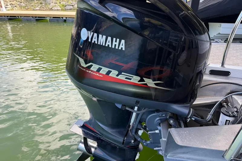 Slide: The Image of Yamaha VMAX outboard motor on 2017 Avalon Catalina Platinum 2585 boat. - 44