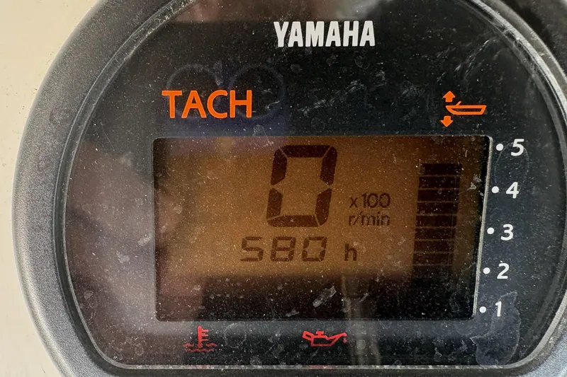 Slide: The Image of Yamaha tachometer displaying 580 hours on a 2007 Edgewater 188CC boat. - 8