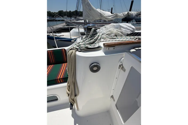 Slide: The Image of 2003 Beneteau Oceanis 473 sailboat deck with ropes and colorful seating. - 28