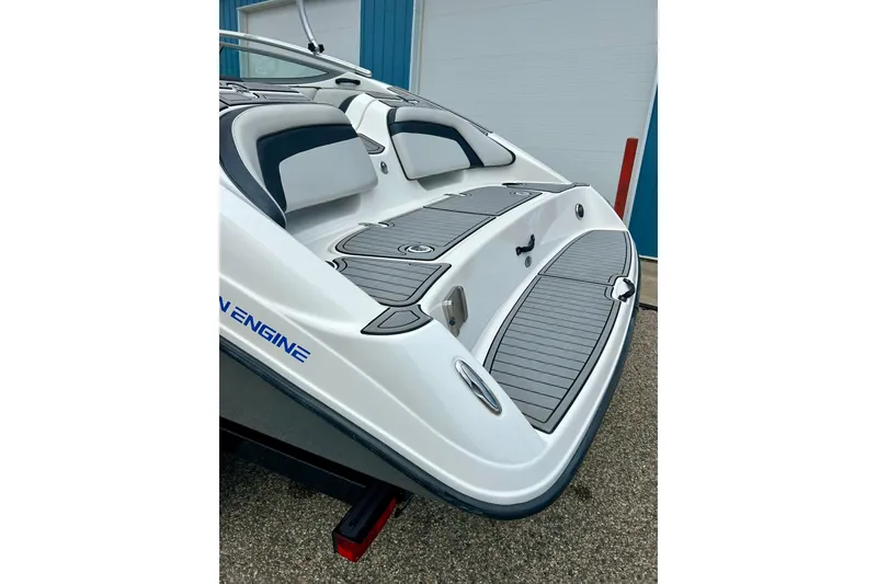 Slide: The Image of 2015 Yamaha Boats AR210 rear deck with sleek seating and swim platform. - 21