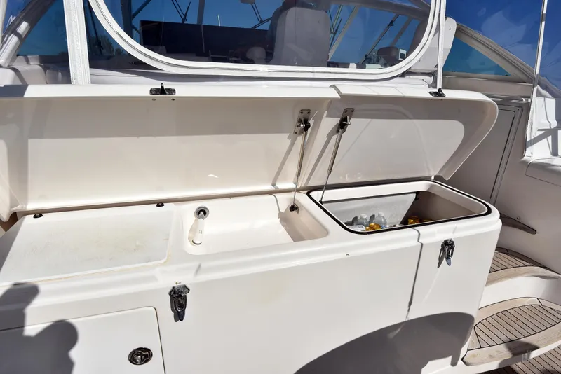 Slide: The Image of Cabo 40 Express 2005 with open storage and sink. - 16