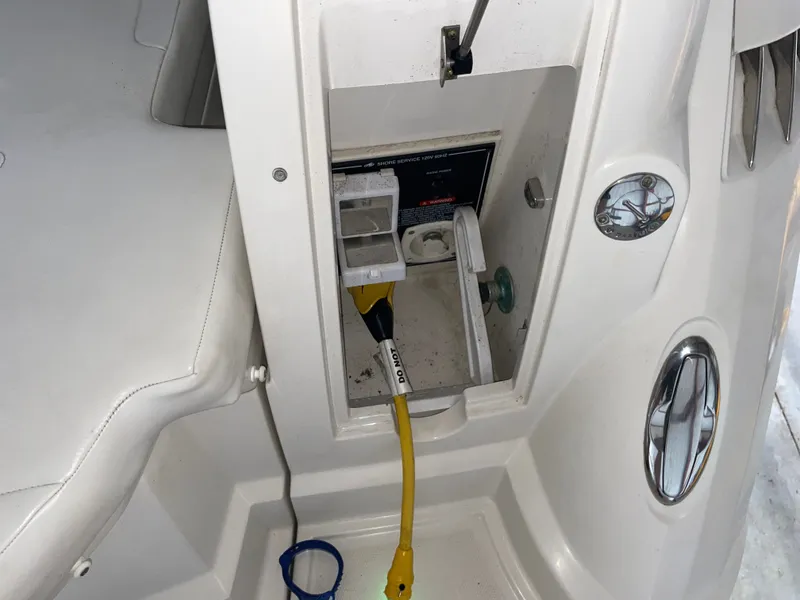 Slide: The Image of Monterey 280 Sport Cruiser 2010 with open power connection. - 18