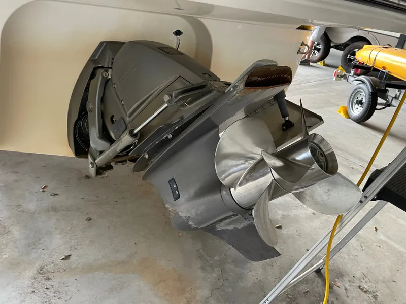 Slide: The Image of Monterey 280 Sport Cruiser 2010 drive and propeller in garage. - 8