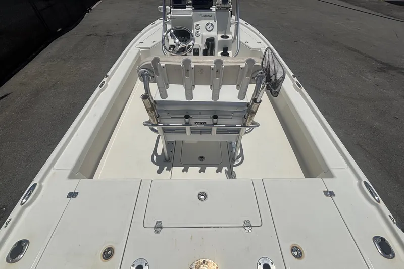 Slide: The Image of Interior view of a 2014 Mako 21 LTS boat on dry land. - 15