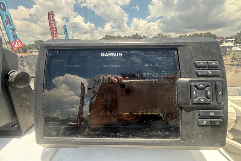 Slide: The Image of Garmin GPS device on a 2014 Mako 21 LTS boat, displaying coordinates. - 20