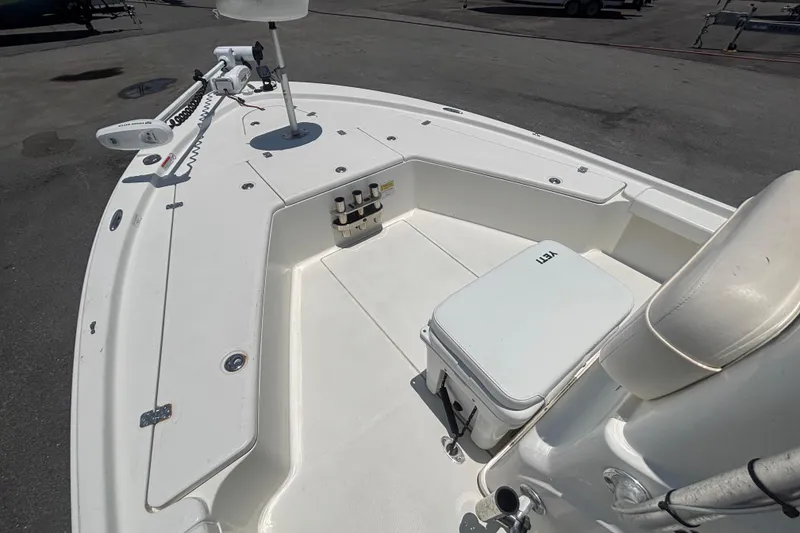 Slide: The Image of 2014 Mako 21 LTS boat deck with trolling motor and Yeti cooler. - 27