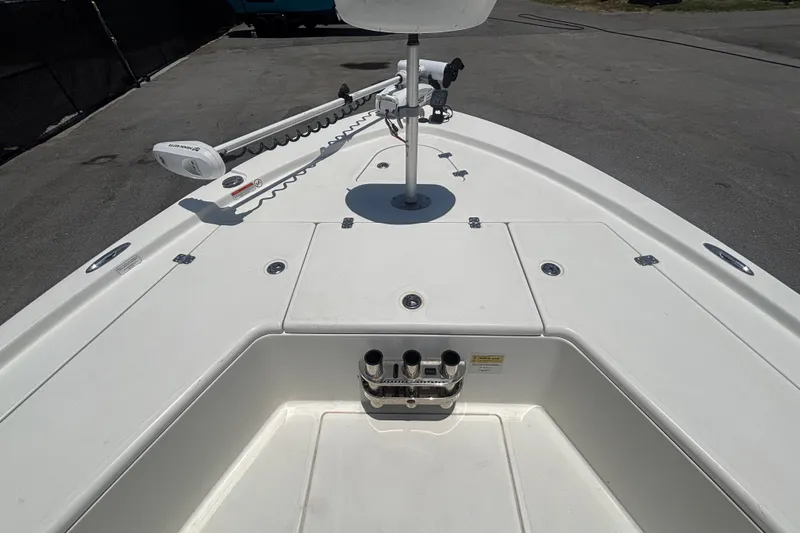 Slide: The Image of 2014 Mako 21 LTS boat deck with trolling motor and storage compartments. - 29