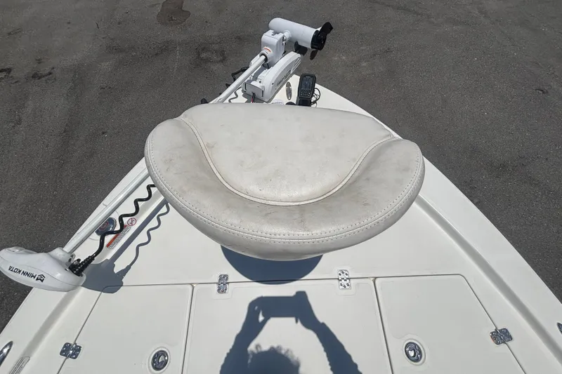 Slide: The Image of 2014 Mako 21 LTS boat deck with seat and trolling motor. - 31