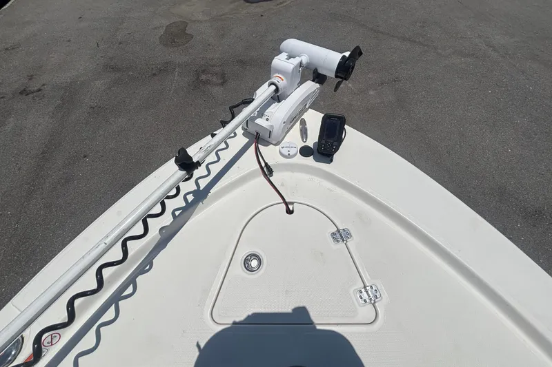 Slide: The Image of 2014 Mako 21 LTS boat bow with trolling motor and fish finder. - 32