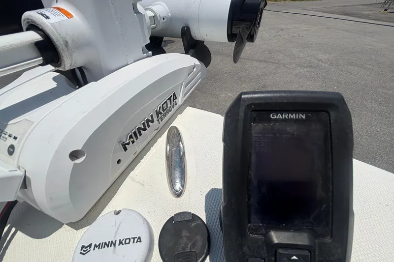 Slide: The Image of Minn Kota Terrova motor and Garmin device on 2014 Mako 21 LTS boat. - 34
