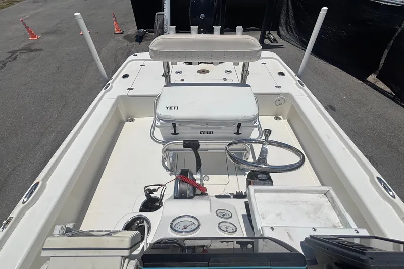 Slide: The Image of Interior view of a 2014 Mako 21 LTS boat with helm console. - 40
