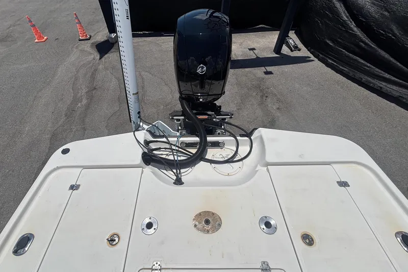 Slide: The Image of Rear view of a 2014 Mako 21 LTS boat. - 47