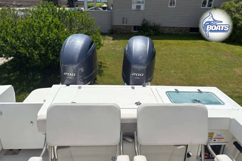 Slide: The Image of Parker 2520 XLD Sport Cabin 2021 with twin Yamaha 200 engines, outdoor view. - 19