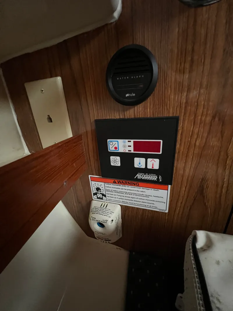 Slide: The Image of Pursuit 285OS Cabin air conditioner controls - 64