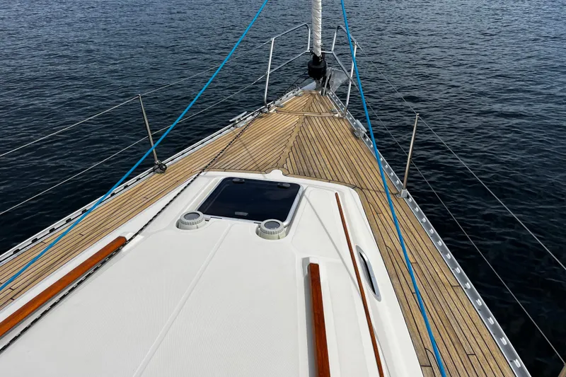 Slide: The Image of Deck view of 2004 Hanse 411 sailboat on calm water. - 18