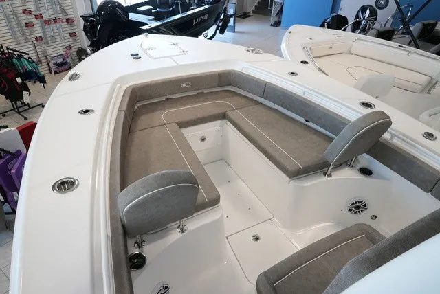 Slide: The Image of The image shows the bow area of a Sea Hunt Ultra 265SE boat with gray cushions. - 41