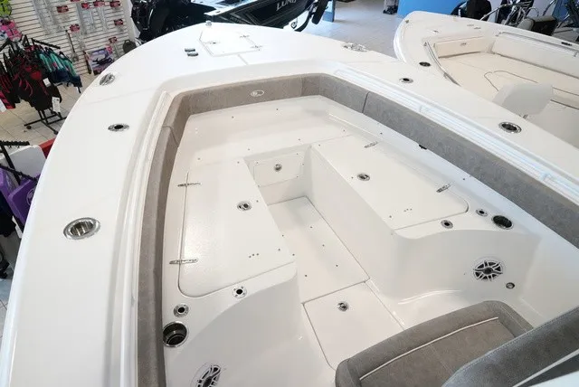 Slide: The Image of The image shows the spacious bow area of a Sea Hunt Ultra 265SE boat. - 43