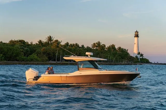 The Image of Chris-Craft Calypso 32 2027 - 1