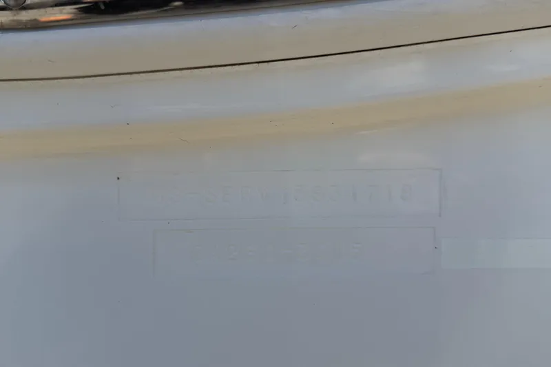 Slide: The Image of Hull identification number on a 2018 Sea Ray Sundancer 260 boat. - 102